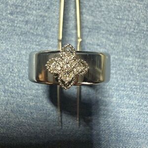 Customize your oura ring by adding a "gem" /rhinestone/nail art